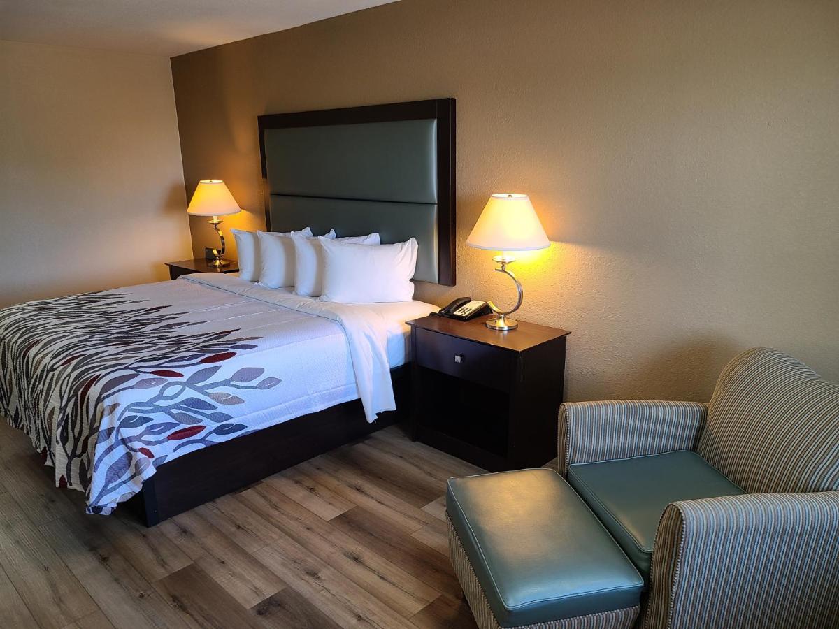 Red Roof Inn Стонтон Экстерьер фото