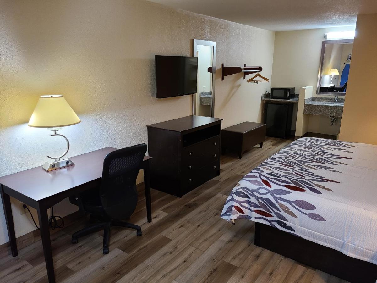 Red Roof Inn Стонтон Экстерьер фото