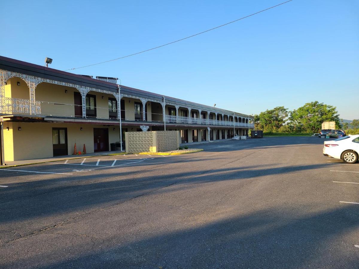 Red Roof Inn Стонтон Экстерьер фото