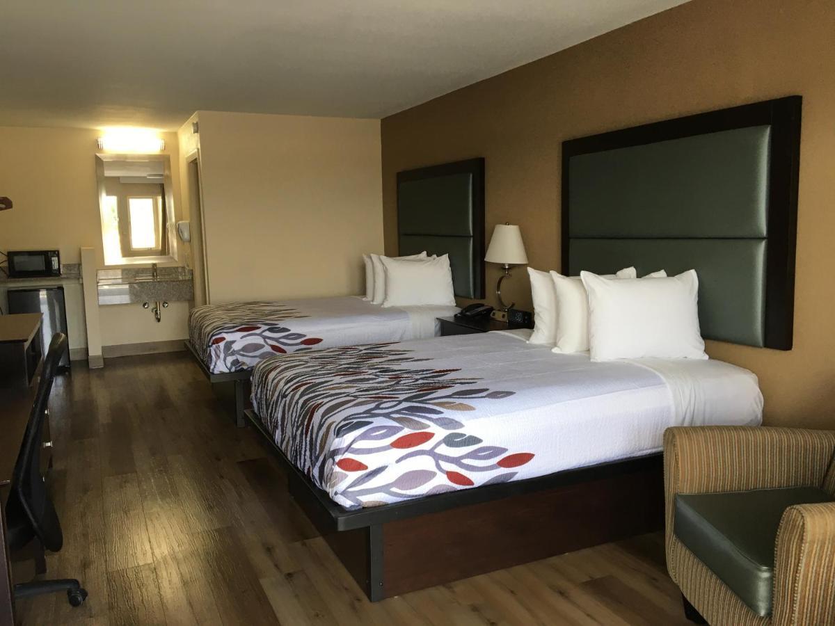 Red Roof Inn Стонтон Экстерьер фото