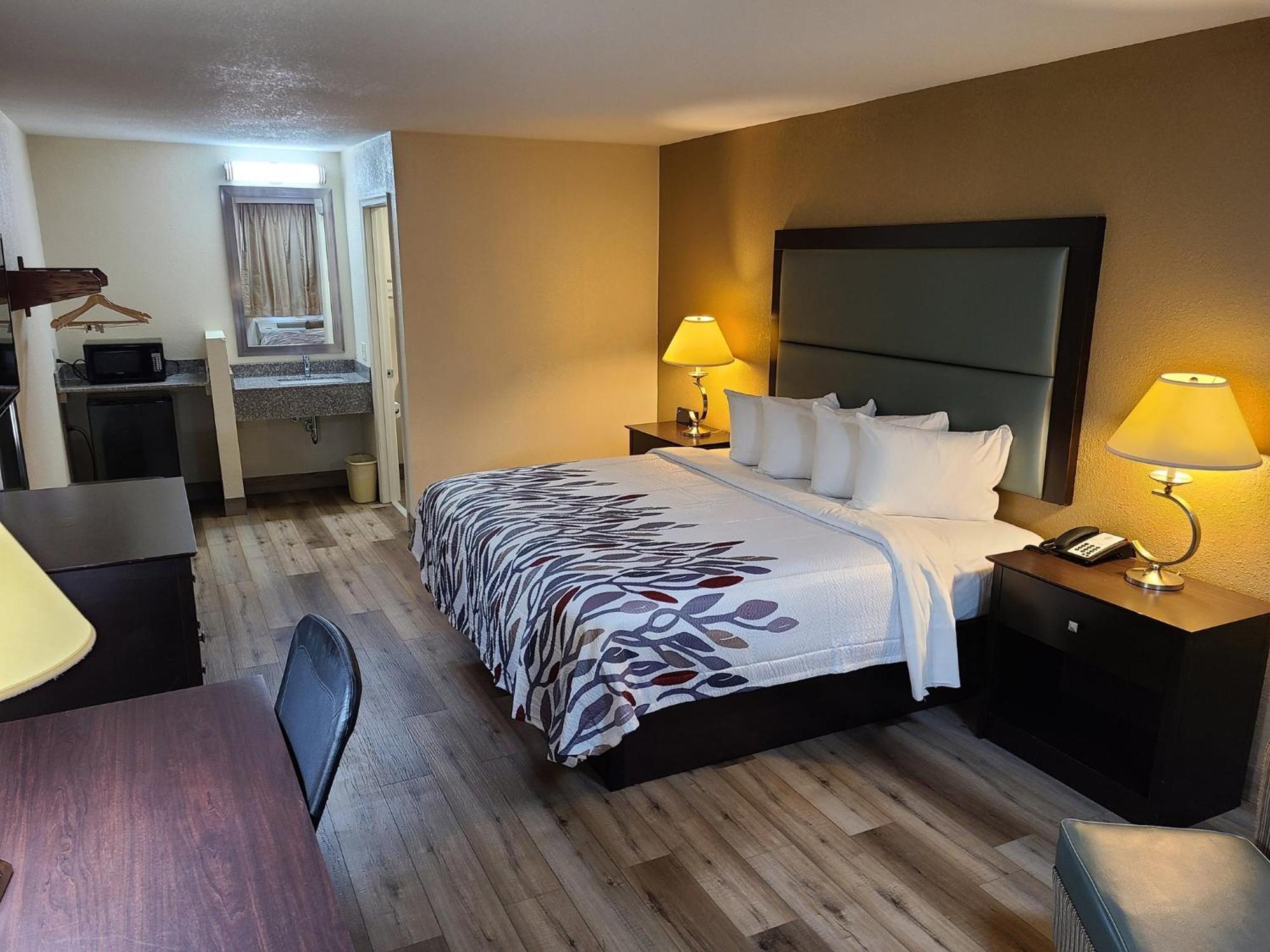 Red Roof Inn Стонтон Экстерьер фото